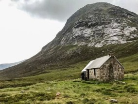 直升机从偏远的小屋清理四分之一吨的人类粪便